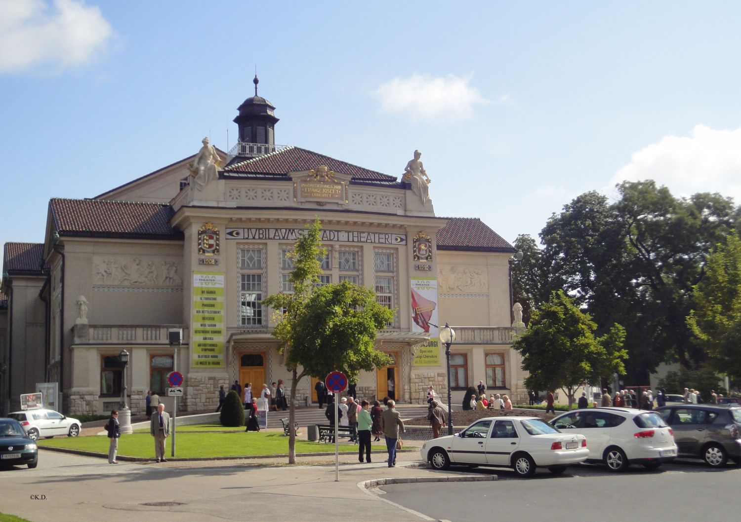 Stadttheater Klagenfurt - Zustrom zur Matinee für Koukourgi