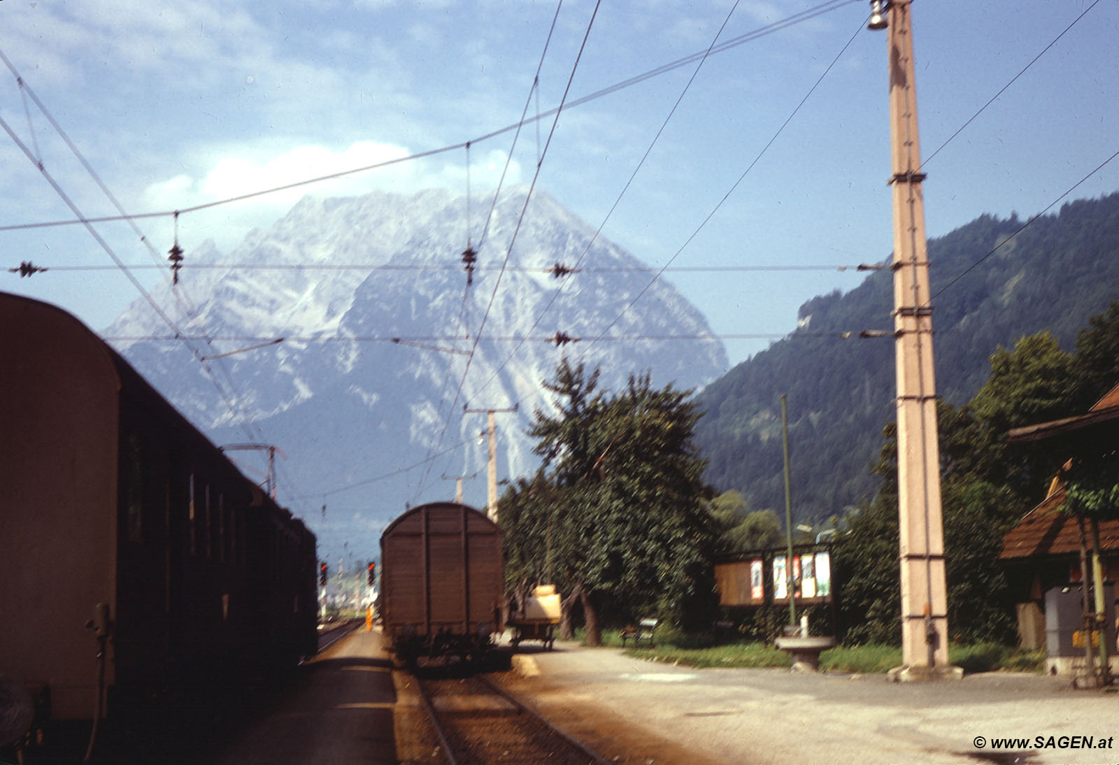 Stainach-Irdning: Beladung eines Güterwagons