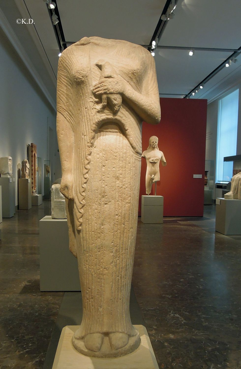 Statue einer Frau mit Huhn - Altes Museum Berlin