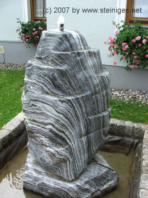 Steinbrunnen in Heinrichs