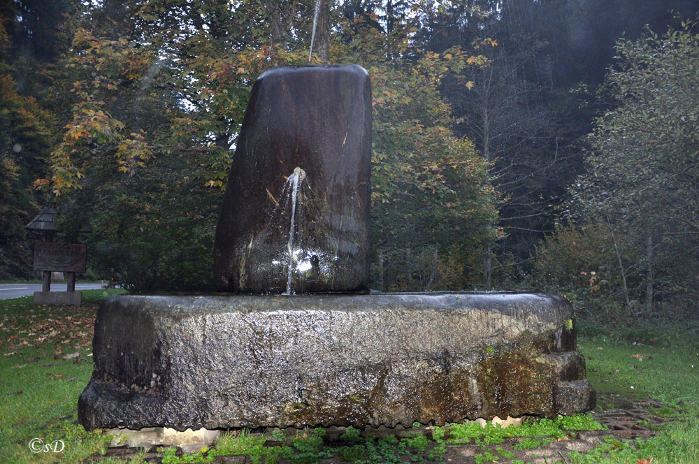 Steinbrunnen