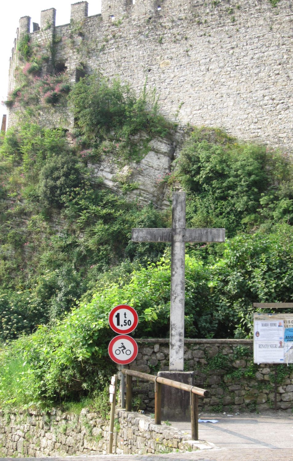 Steinkreuz am Fuß der Burg Tenno