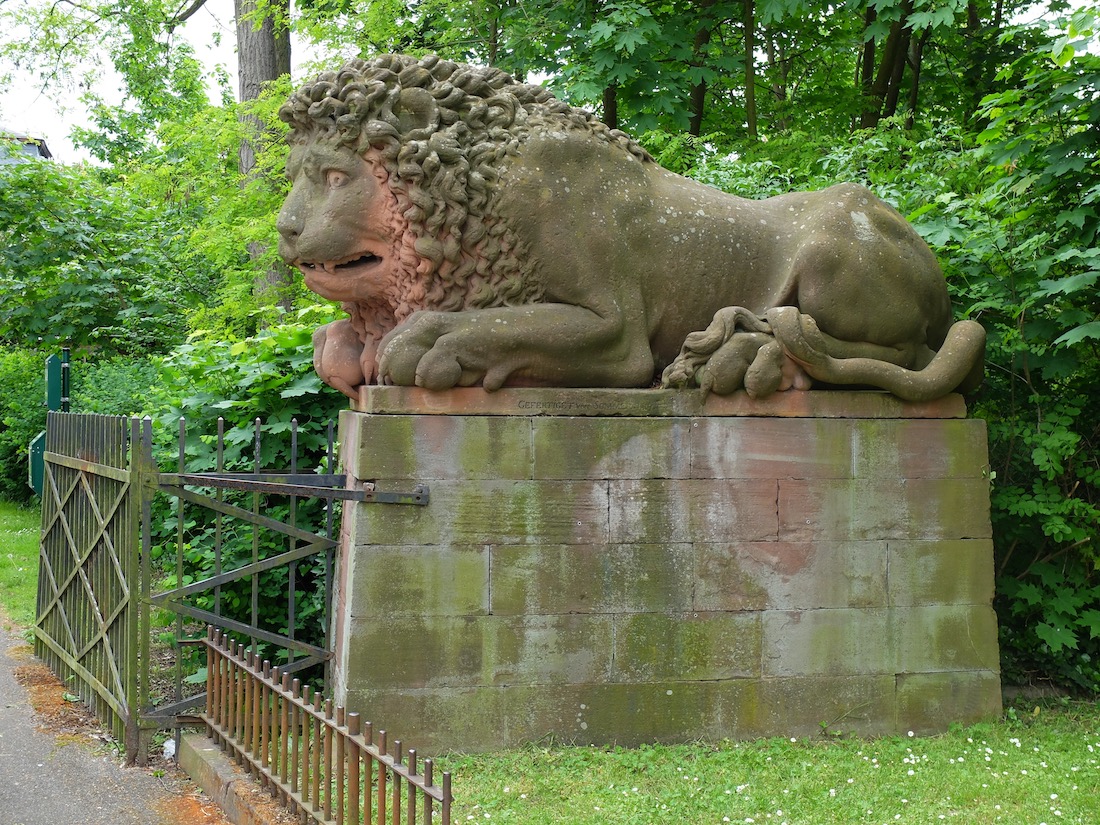 Steinlöwe vor dem Schloss Löwenstein