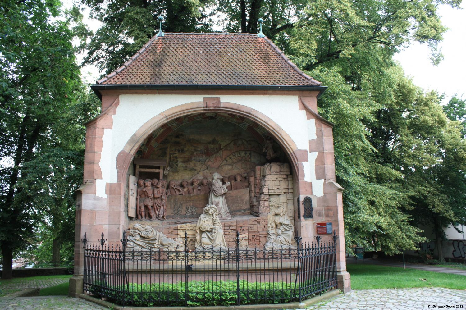 Steinmetzarbeit bei der Heilig-Kreuz-Kirche in Offenburg