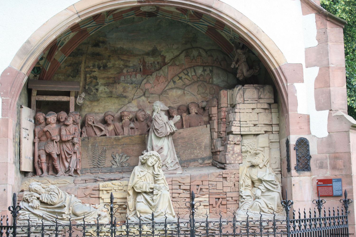 Steinmetzarbeit bei der Heilig-Kreuz-Kirche in Offenburg