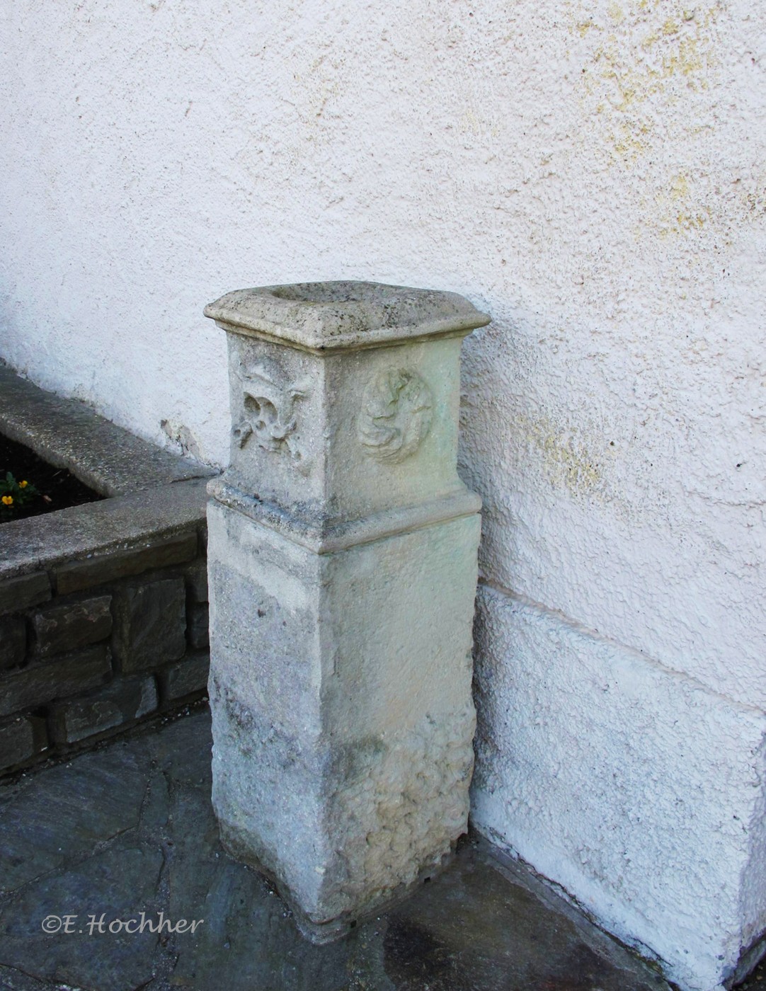 Steinsäule mit Schale