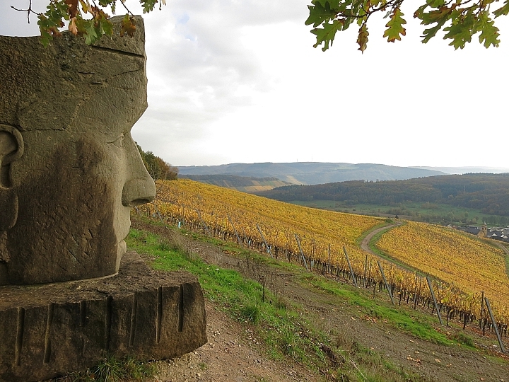 Steinskulptur über Wawern