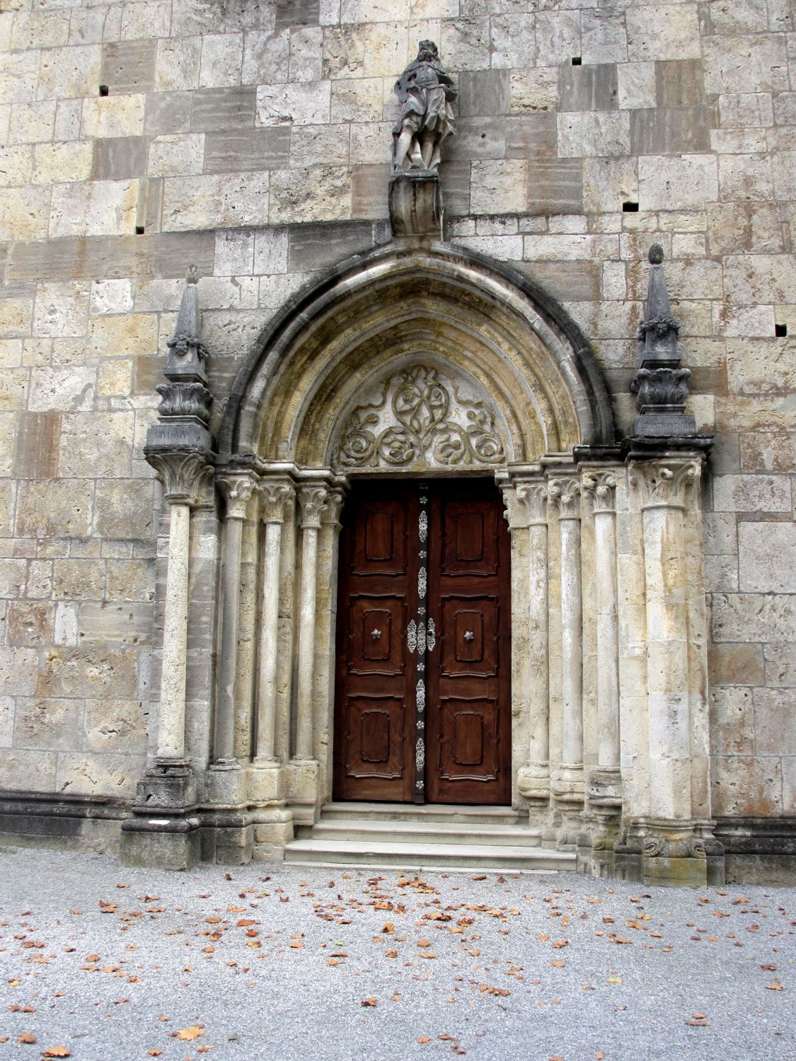 Stift Heiligenkreuz, Eingang Stiftskirche