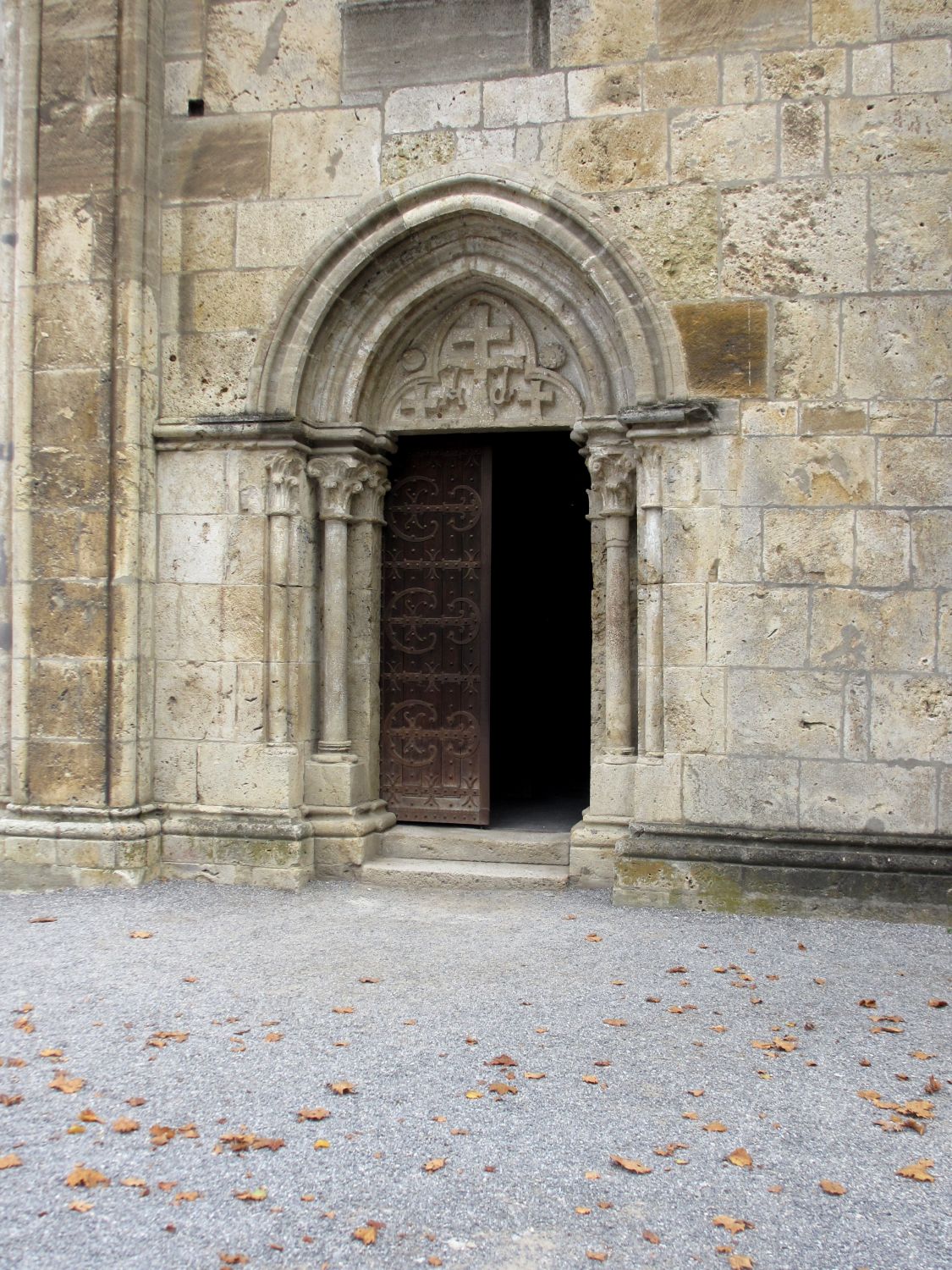 Stift Heiligenkreuz, Innenhof, Eingang Stiftskirche