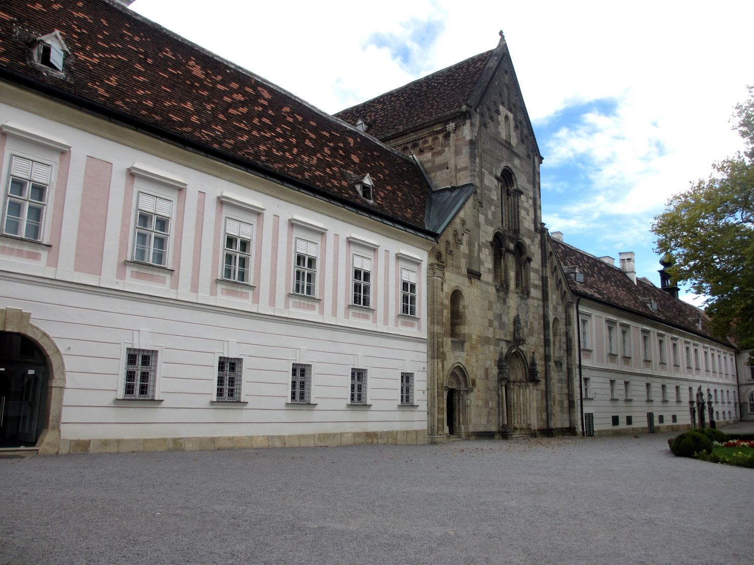 Stift Heiligenkreuz, Innenhof und Eingang Stiftskirche