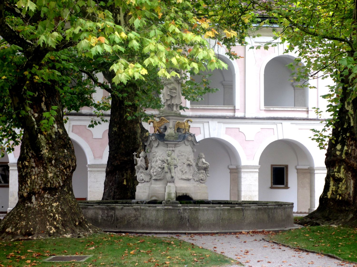 Stift Heiligenkreuz, Innenhof