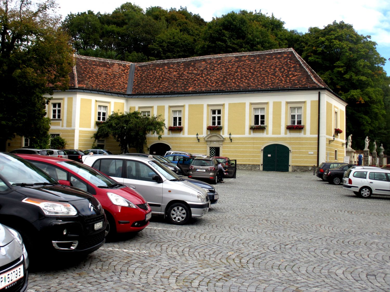 Stift Heiligenkreuz, Wirtschaftsgebäude