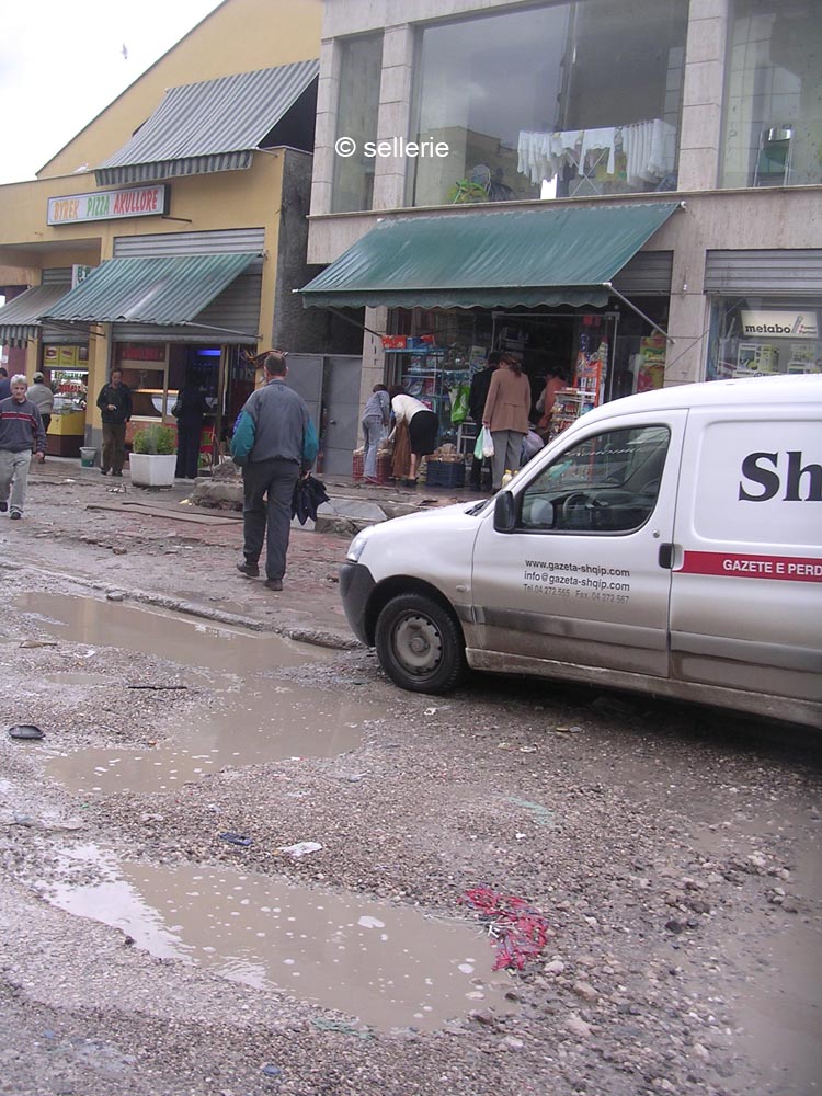 Straße in Tirana nach heftigem Regen