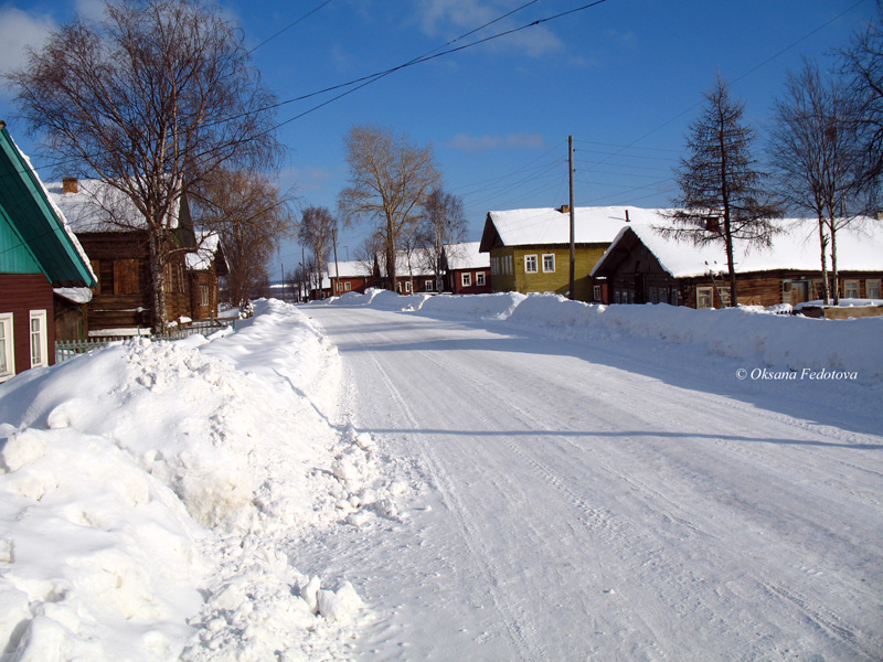 Strasse in Leschukonskoje an einem sonnigen Tag