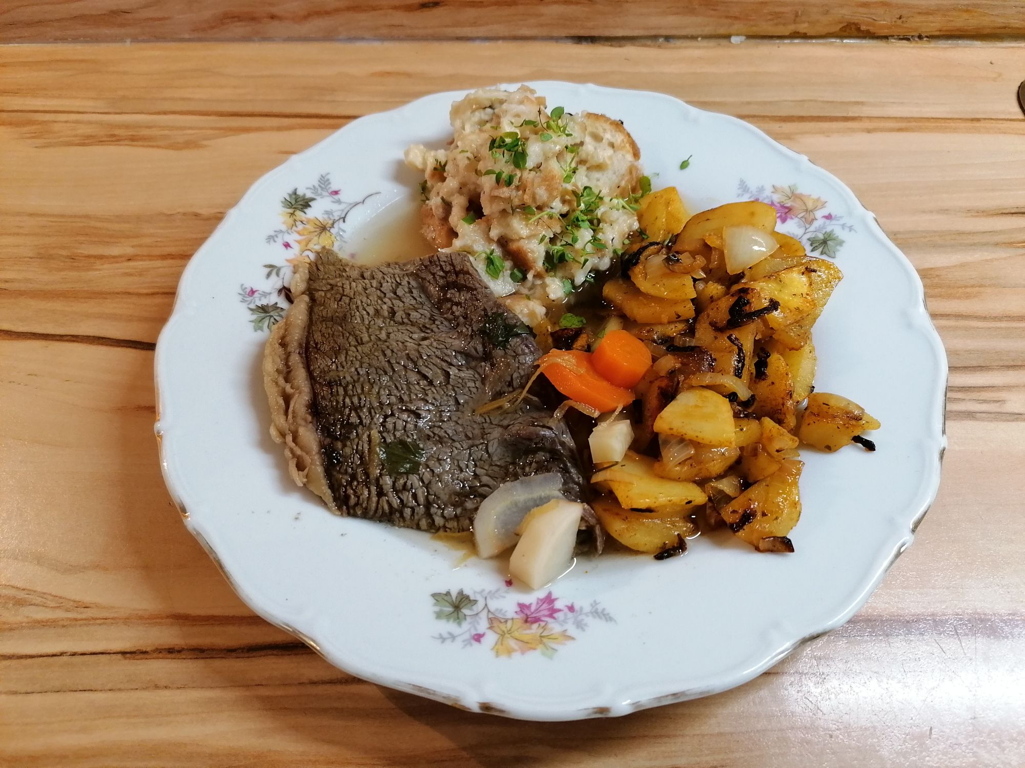 Tafelspitz mit Semmelkren und Röstkartoffeln