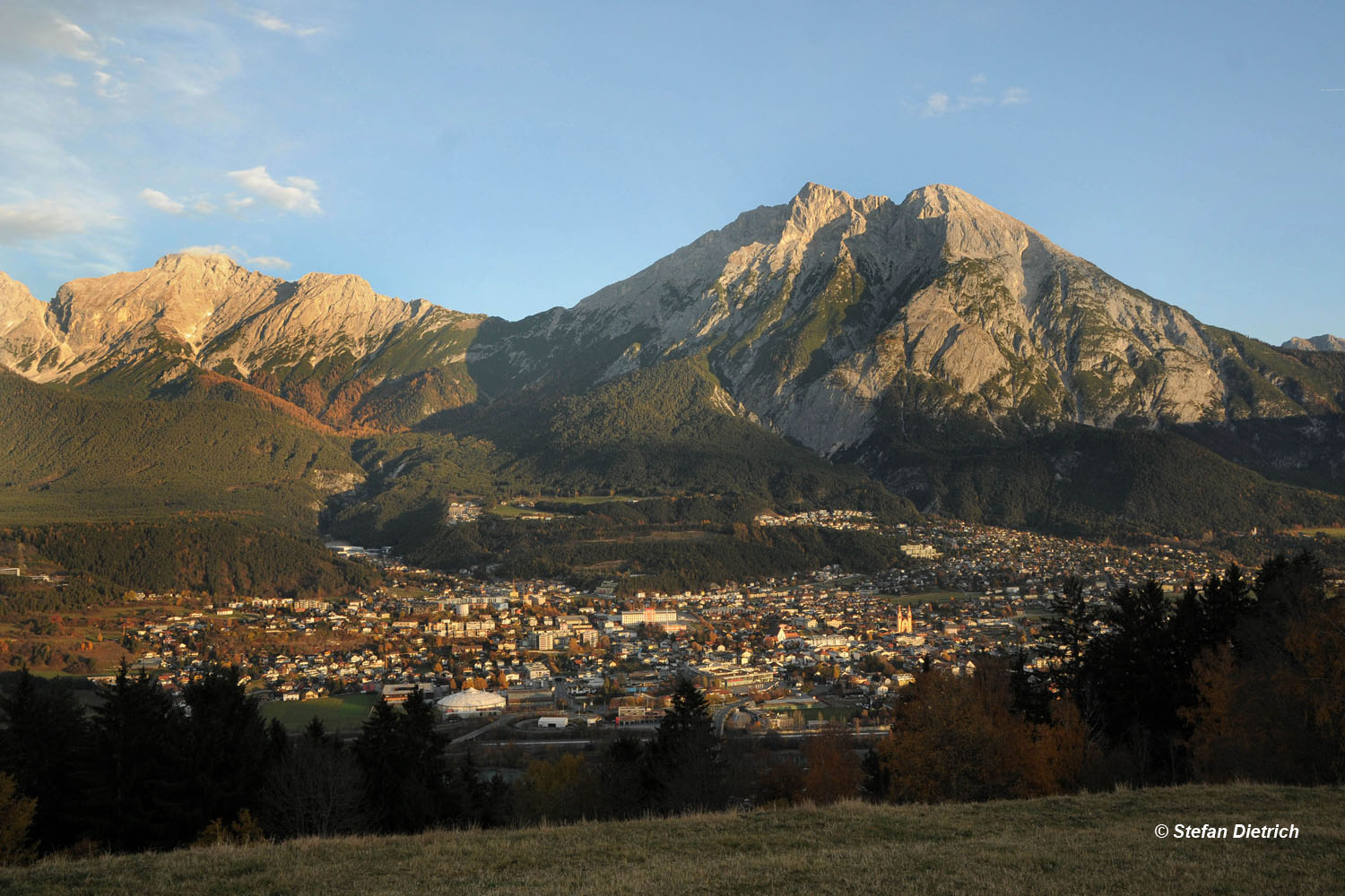 Telfs, Tirol, Blick vom Süden auf den Ort und die Hohe Munde