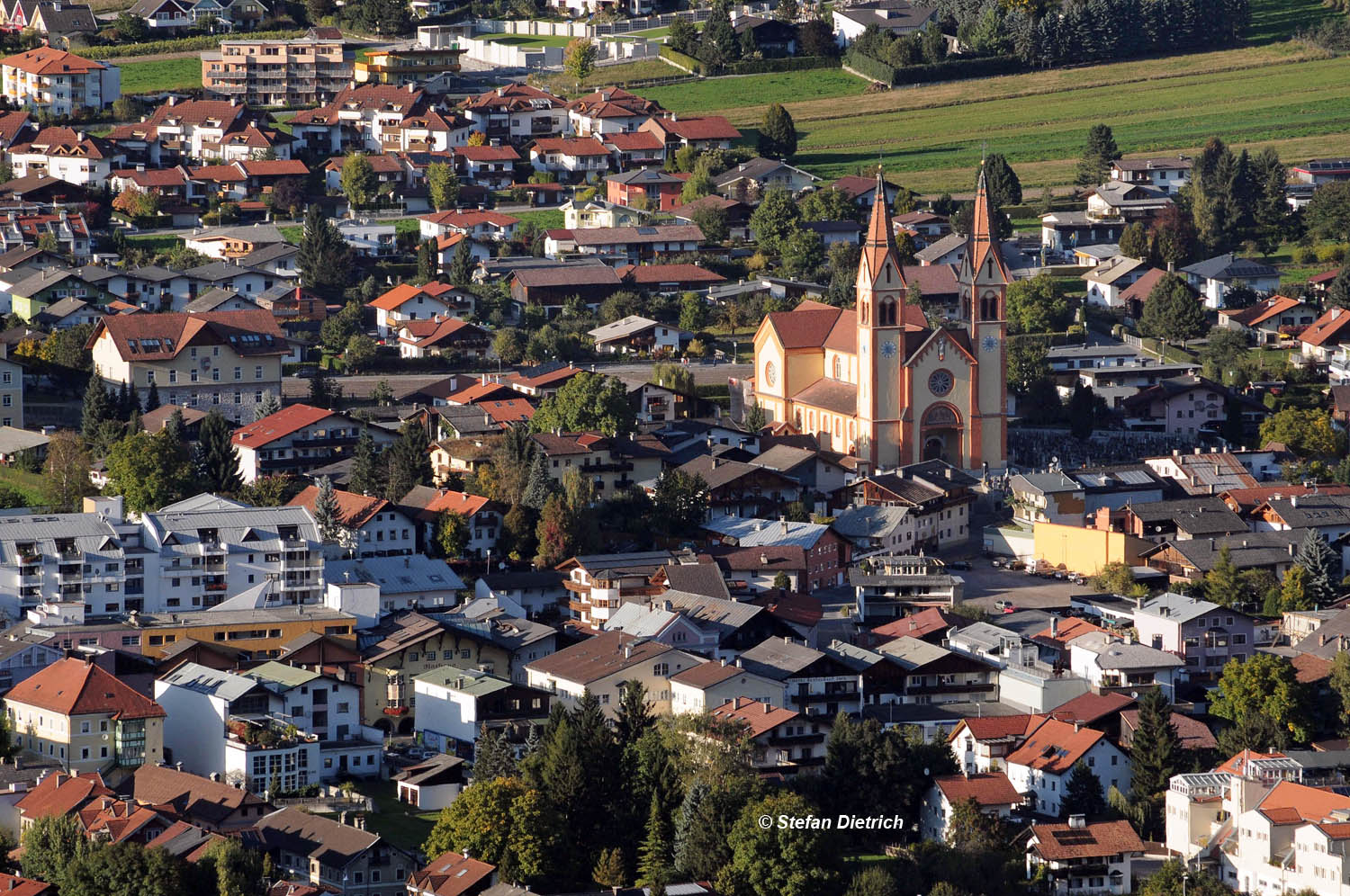 Telfs, Tirol, Blick von Süden auf das Ortszentrum, Pfarrkriche