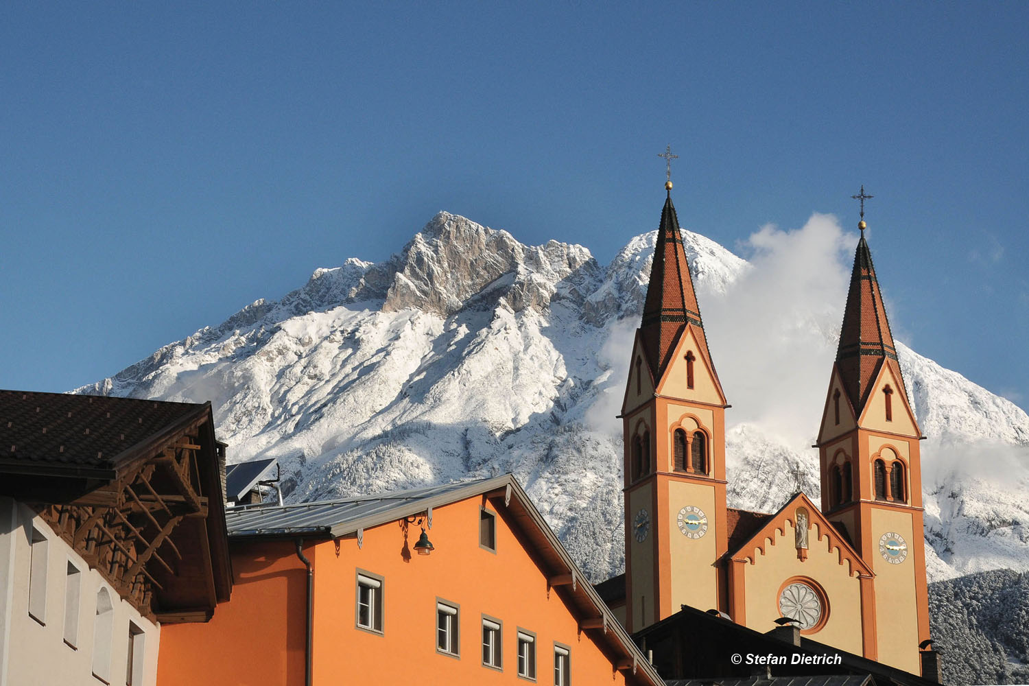 Telfs, Tirol, Pfarrkirche, dahinter die Hohe Munde