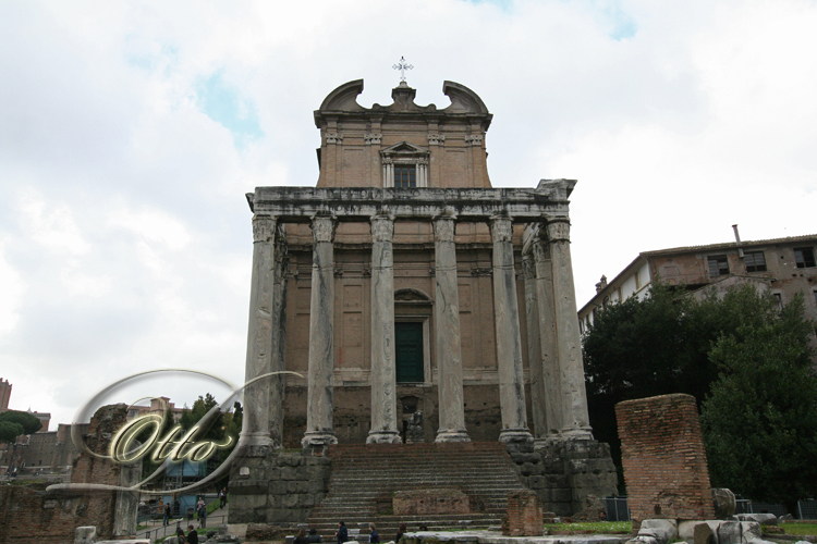 Tempel des Antoninus und der Faustina in Rom (Italien).