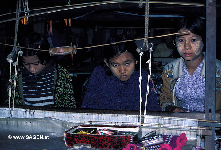 Teppichknüpferinnen in Burma