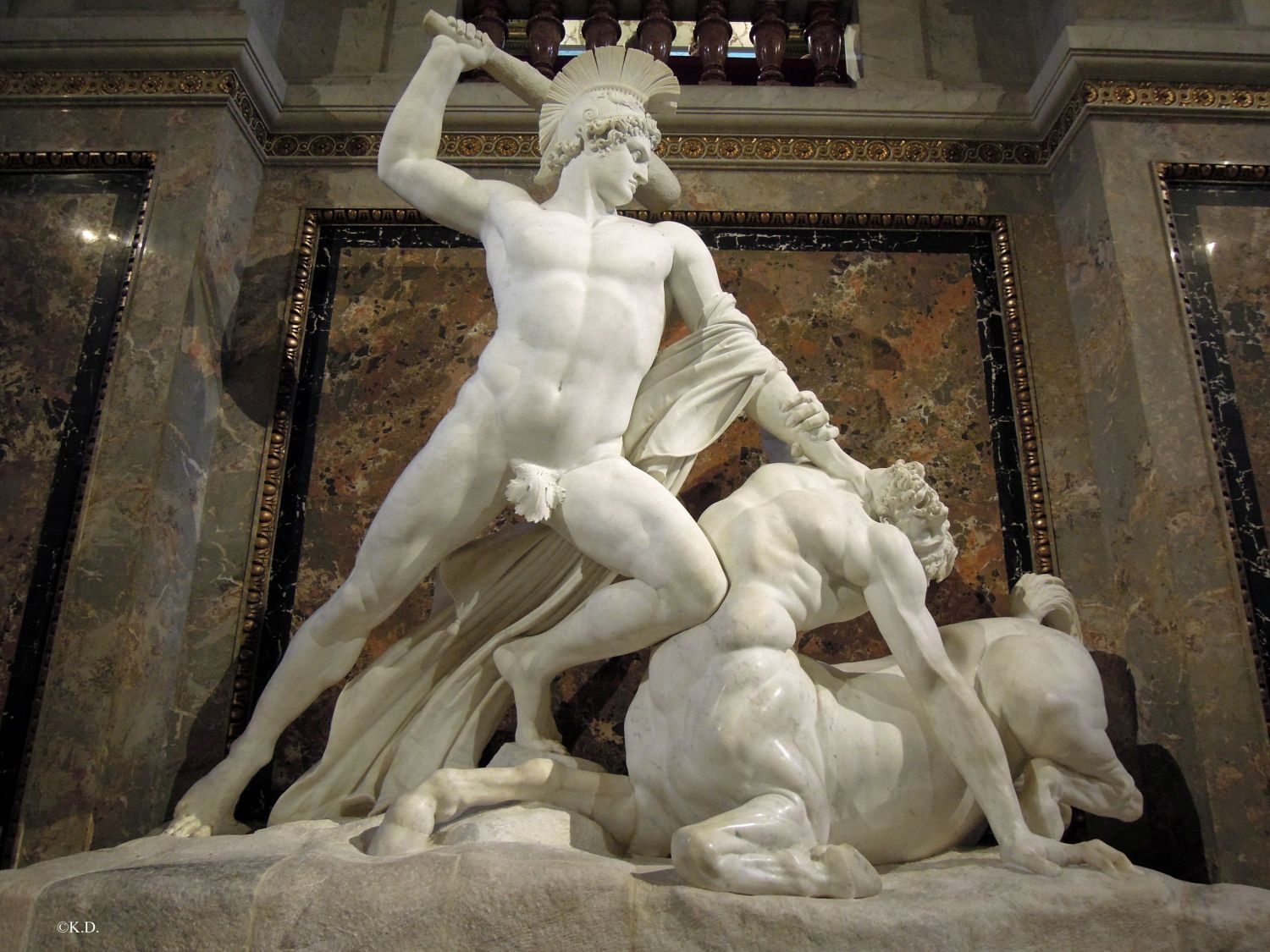 Theseus-Gruppe von Antonio Canova im Stiegenaufgang des Kunsthistorischen M