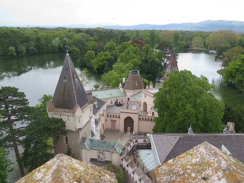 Tiefblick vom Turm der  Franzensburg