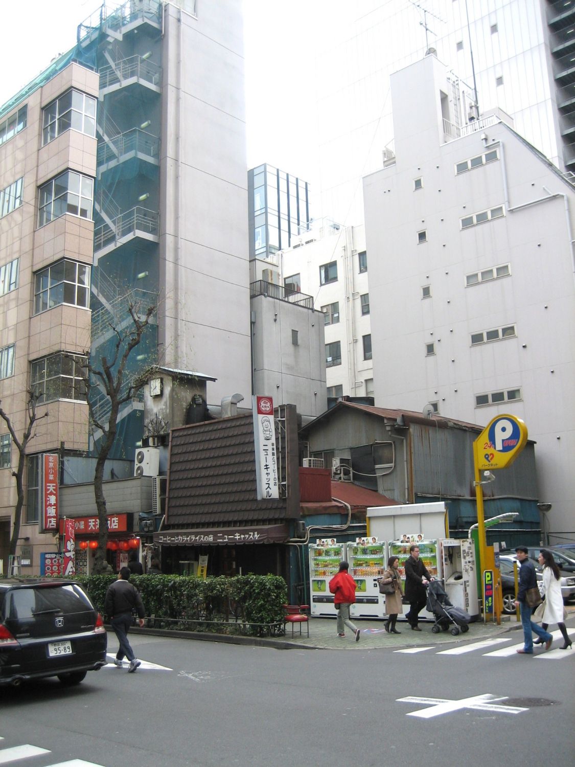 Tokyo, Straßenszene: Groß und klein, alt und neu nebeneinander.