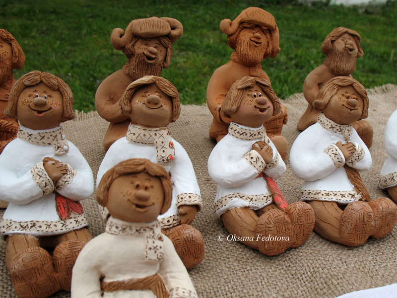 Tonmännchen auf dem Jahrmarkt in Kargopol