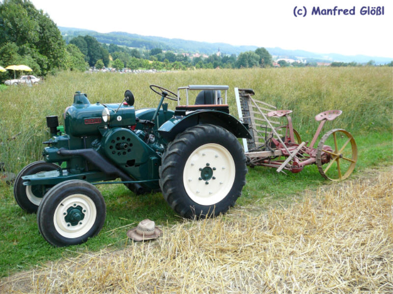 Traktor mit mechanischem Mäher