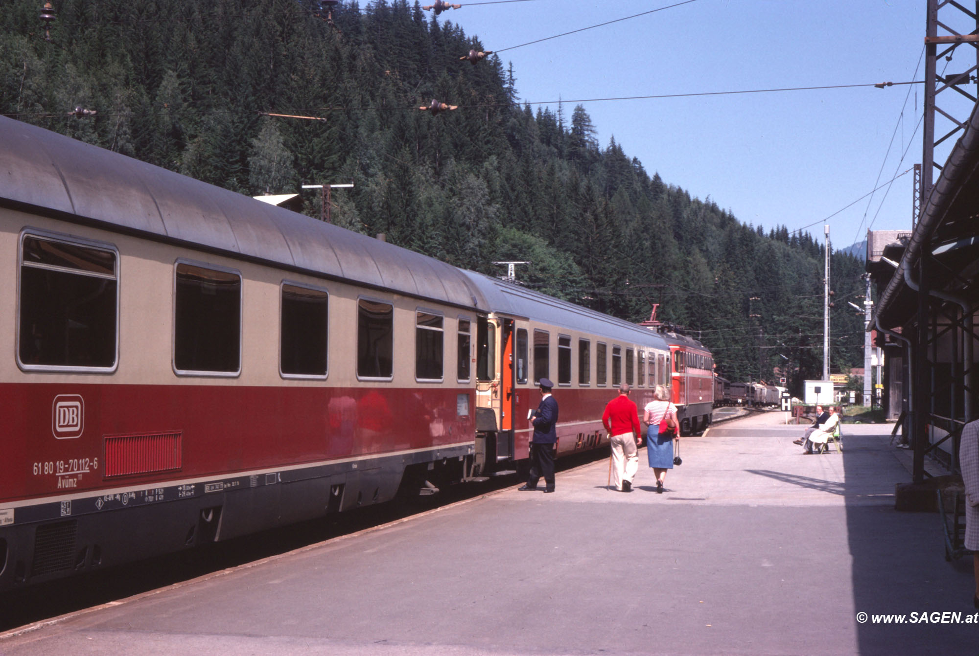 Trans Europ Express "Blauer Enzian" im Bahnhof Bad Gastein