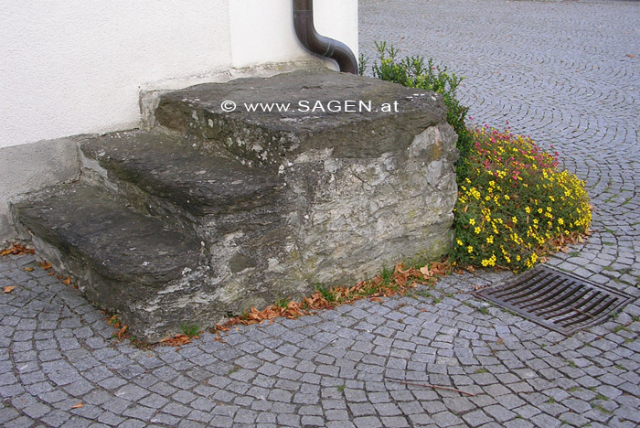 Treppe vom "Usschäller" am Berg - Verkündstein