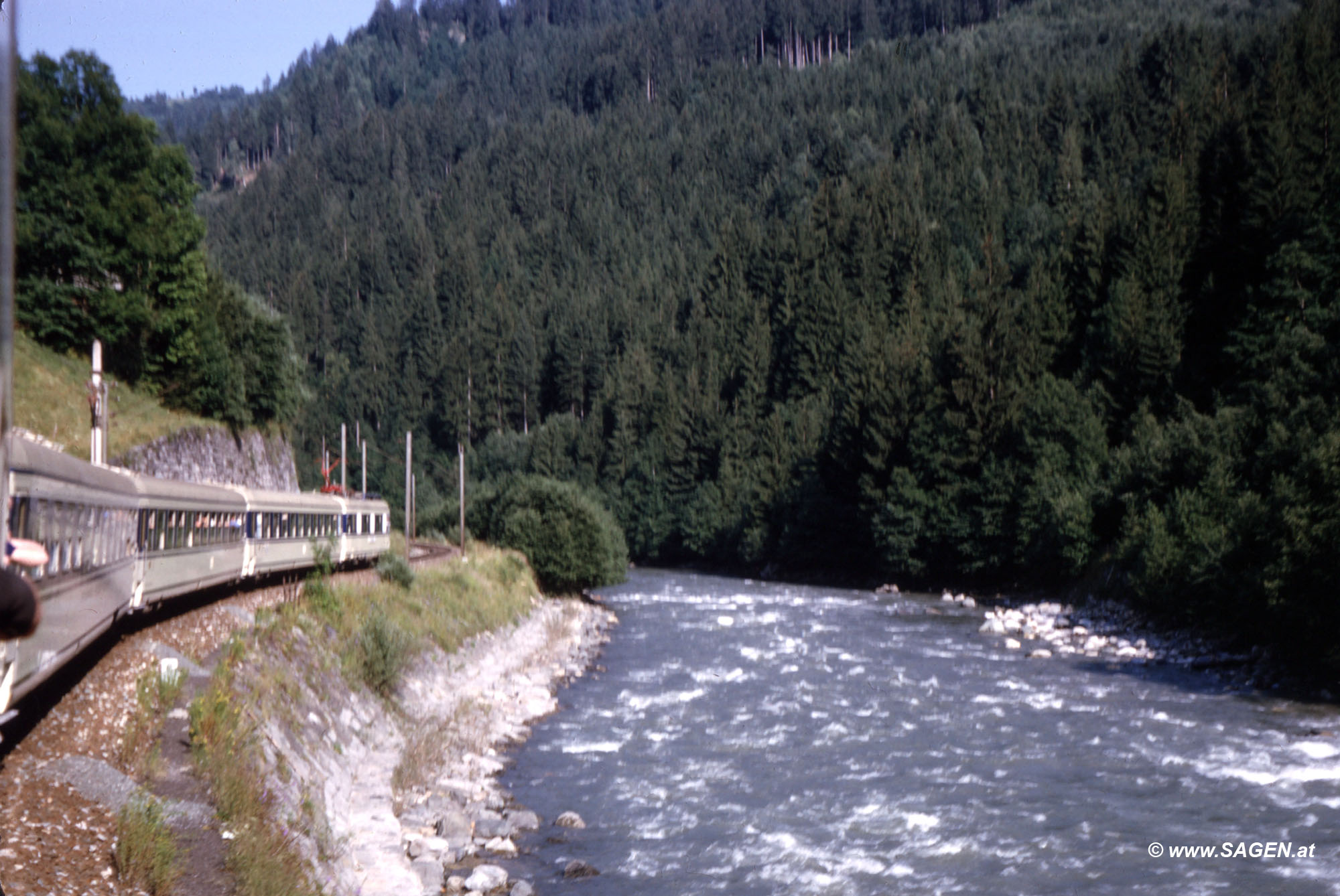 Triebwagenzug Baureihe 4010 als "Transalpin" im Salzachtal