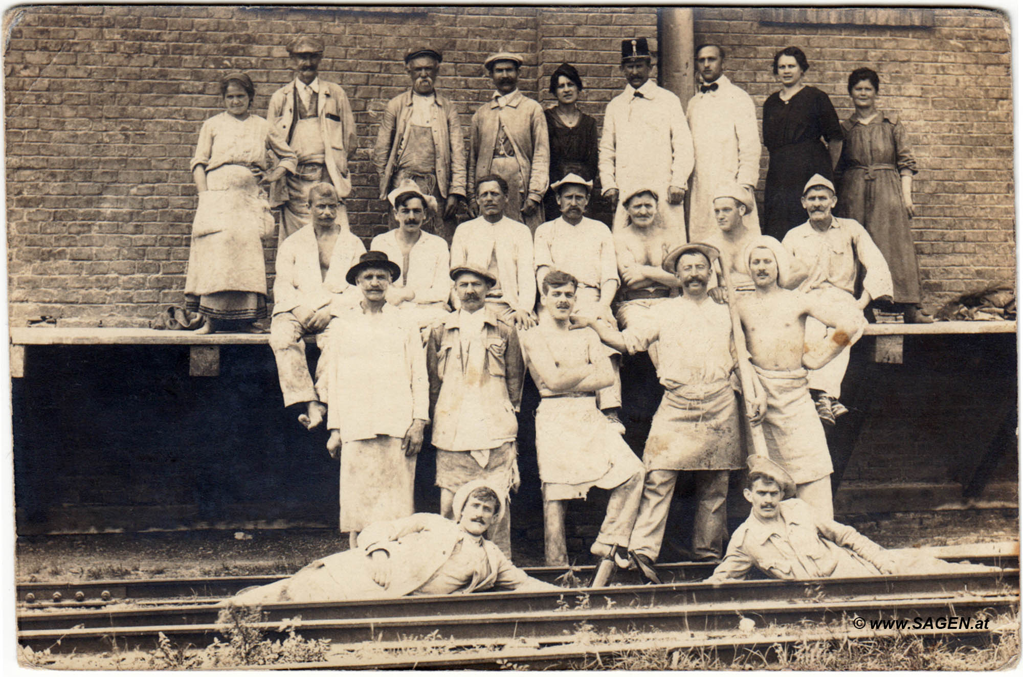 unklares historisches Gruppenbild mit Bahnbezug