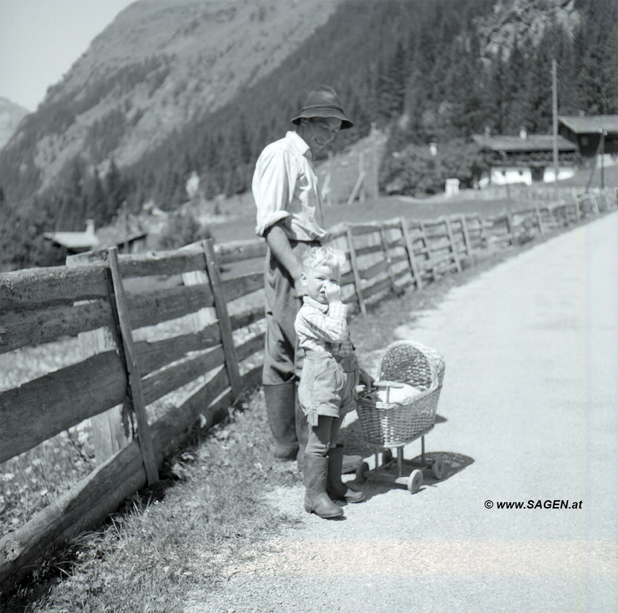 Vater und Sohn mit Puppenwagen