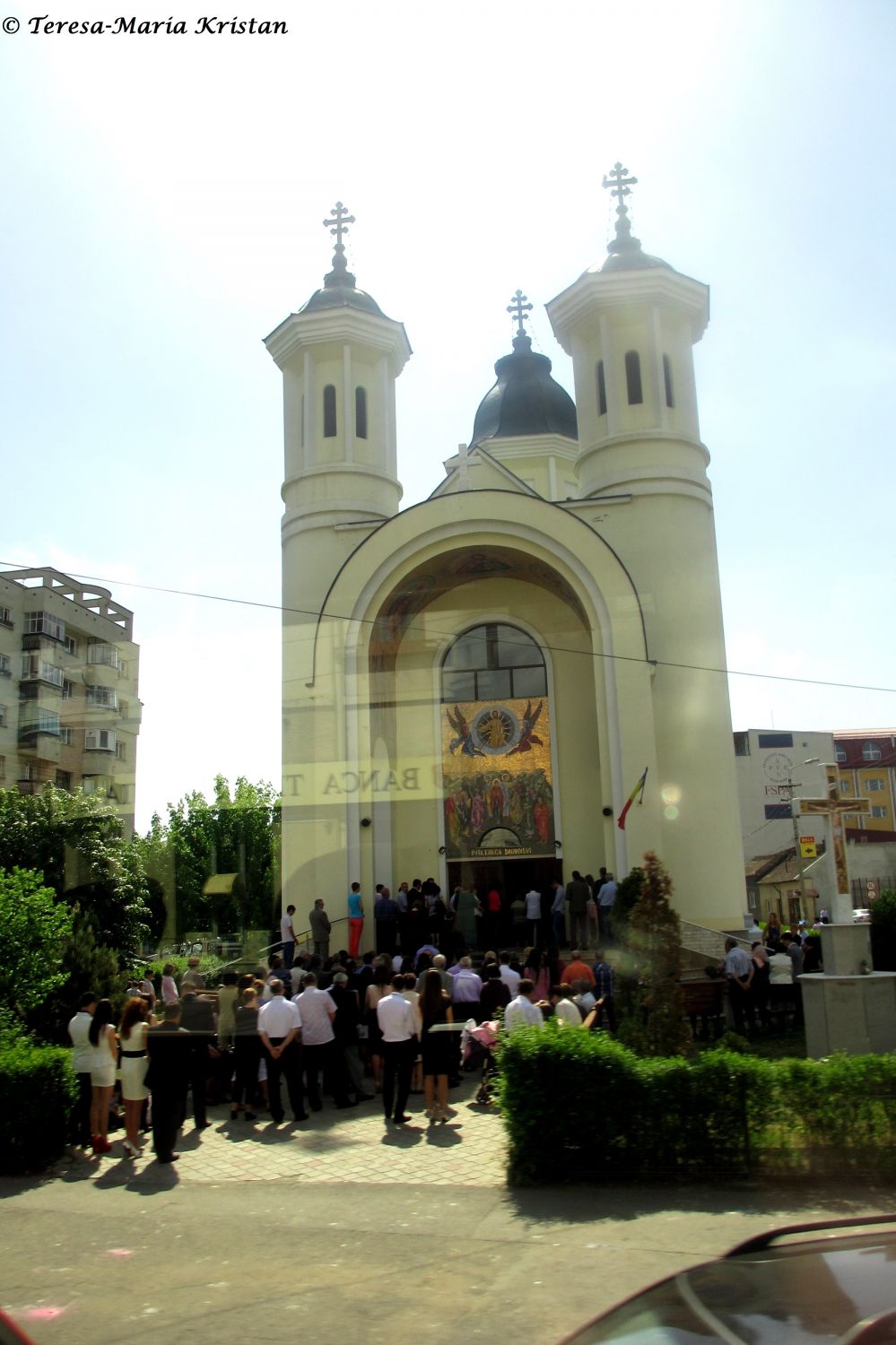 Versammlung von Menschen zum Ostergottesdienst in Cluj-Napoca