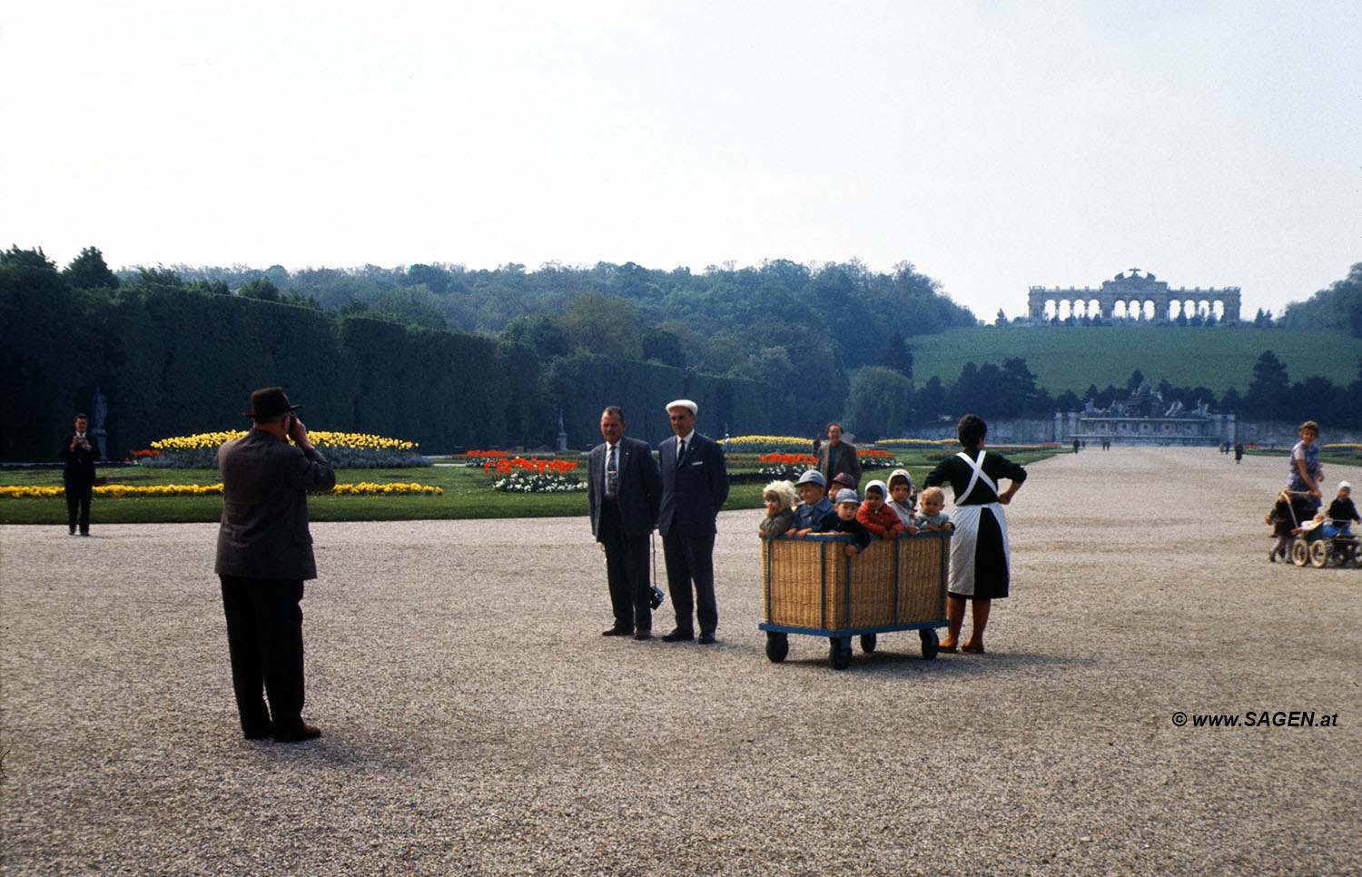 Vintage Gloriette mit Kinderwagen, Schönbrunn