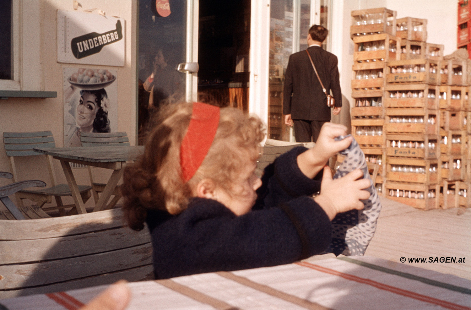 Vintage: Kind beim Flaschenöffnen..