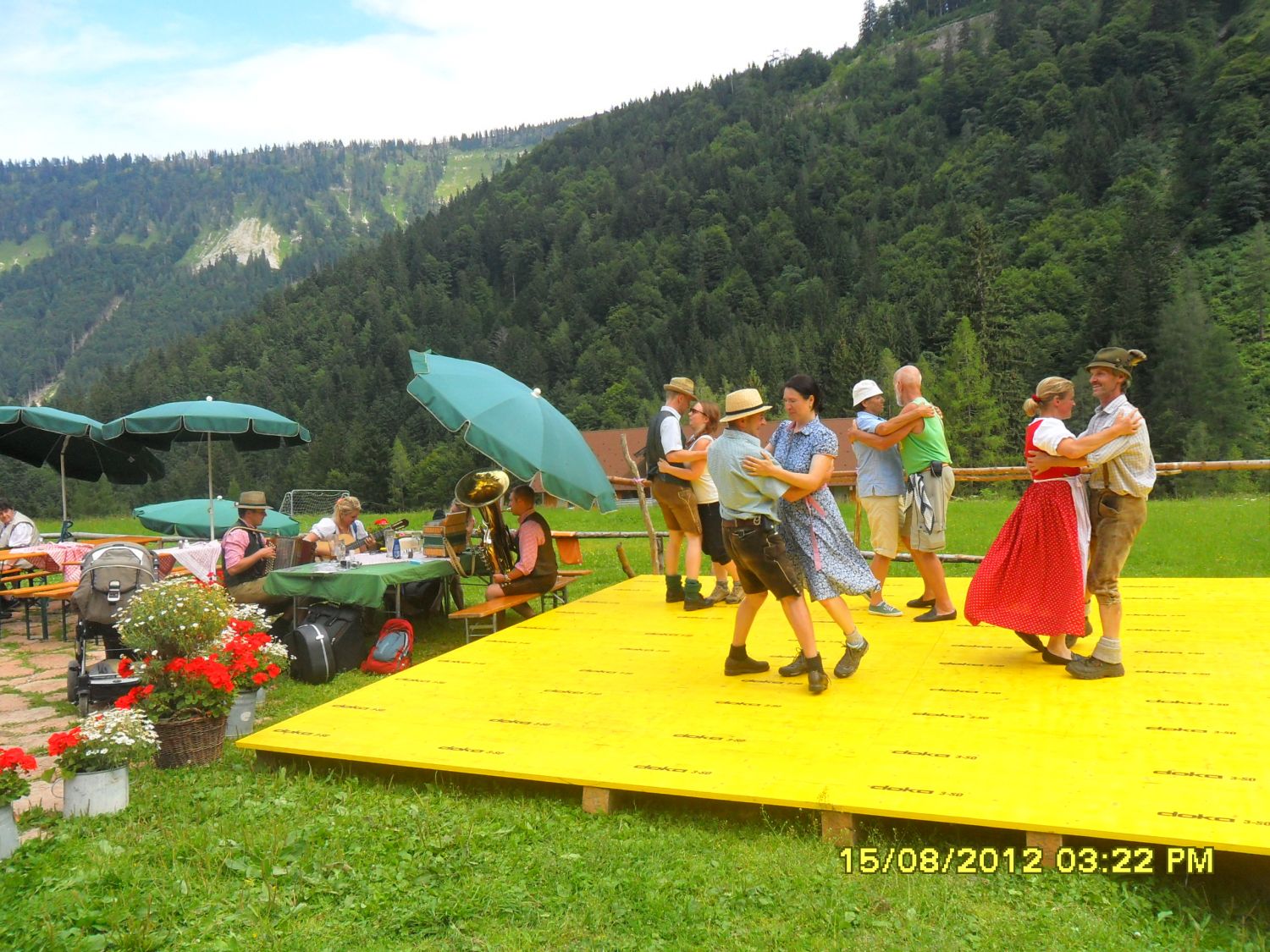 Volkstanz auf der Alm