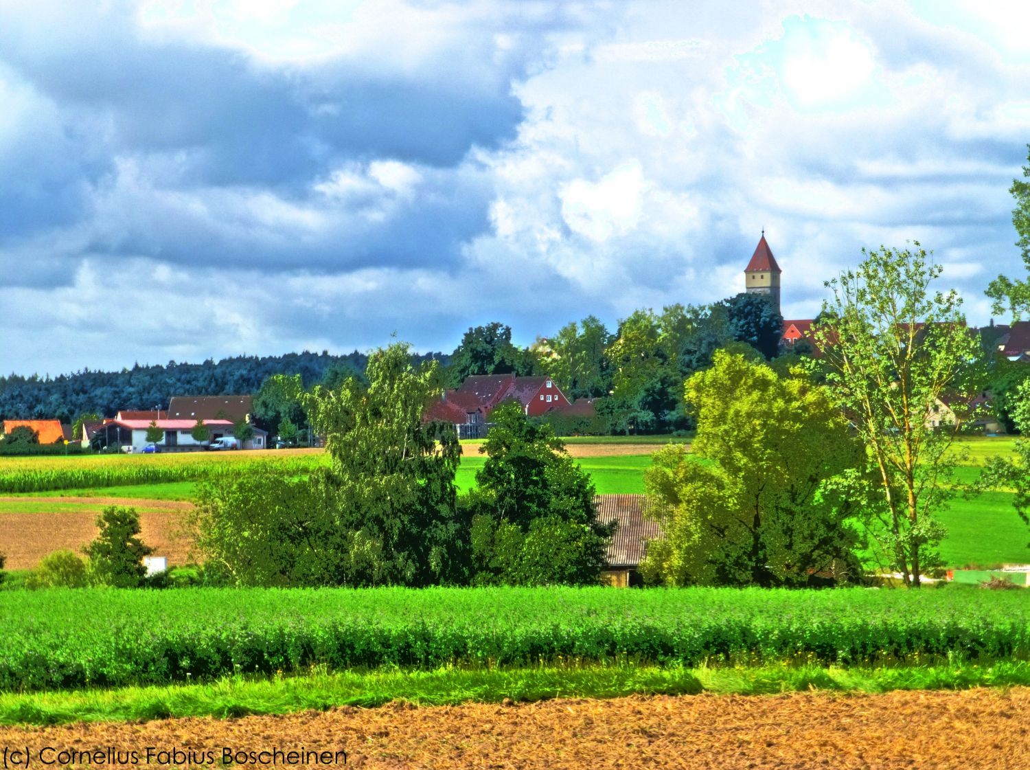 Von weitem sieht man den stolzen Kirchturm wie er über der Landschaft thron