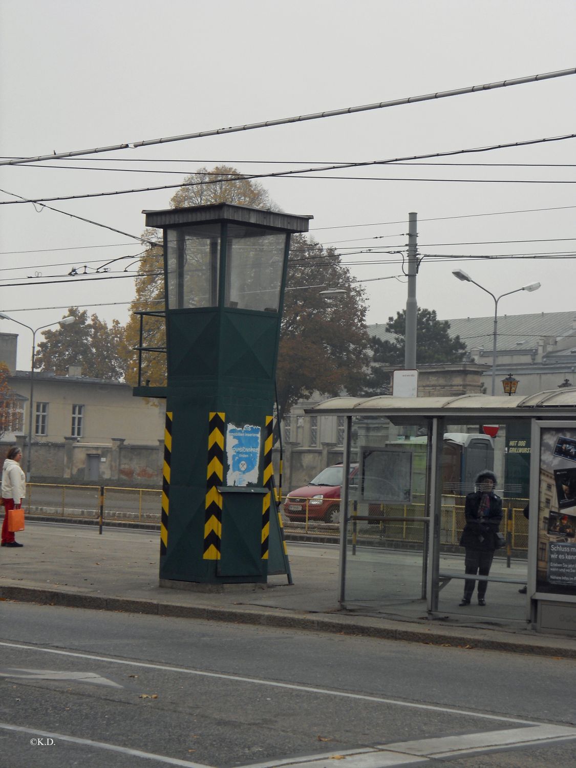 Vor dem Haupttor des Zentralfriedhofs in Wien