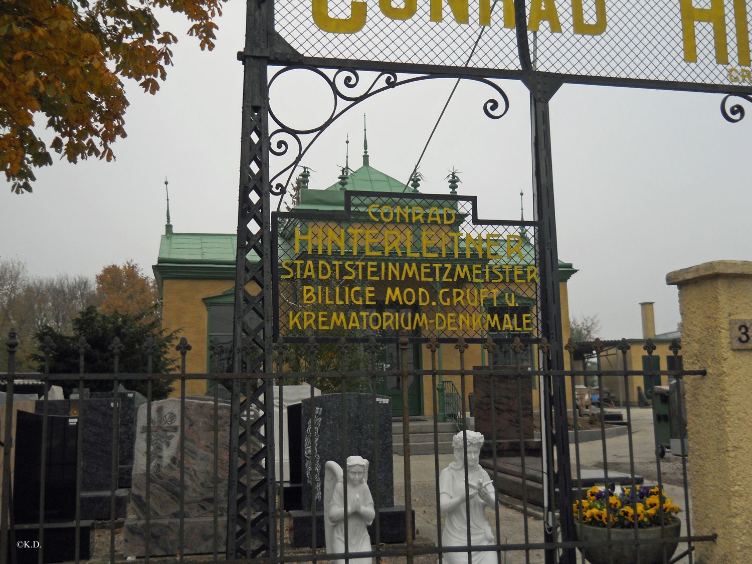 Vor dem Zentralfriedhof in Wien