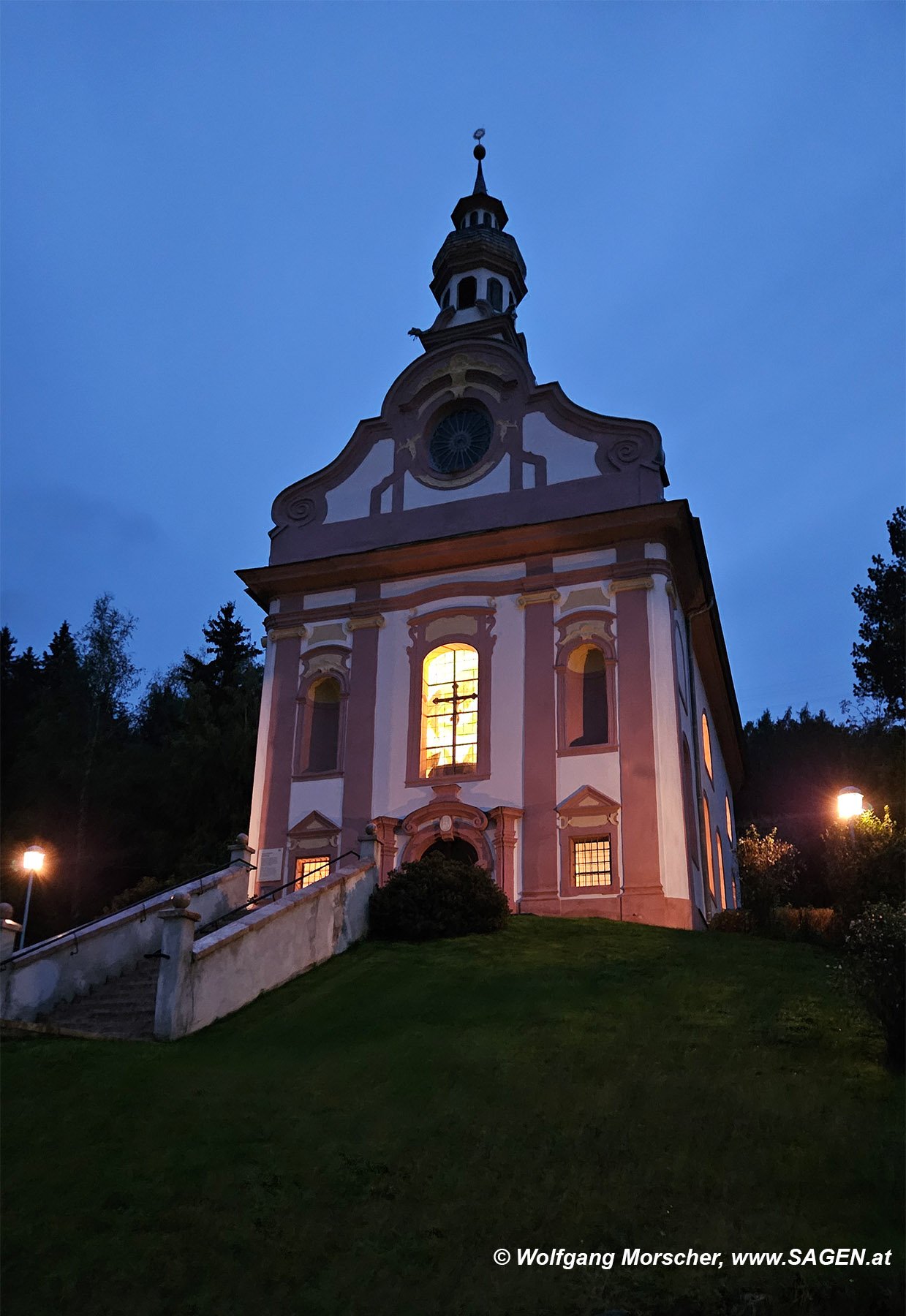 Wallfahrtskirche Mentlberg am Abend