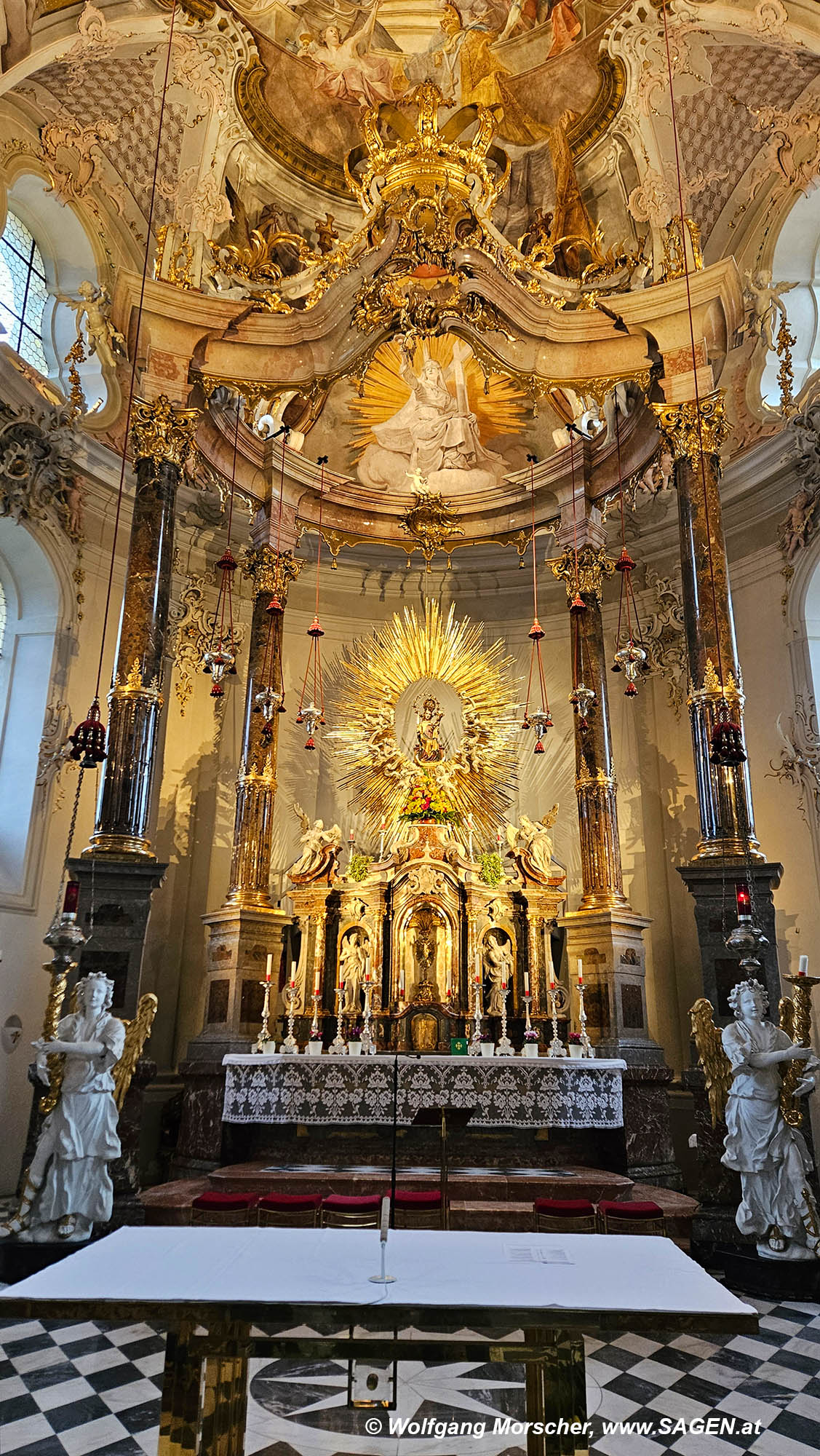 Wallfahrtskirche und Basilika Wilten, Hochaltar mit Gnadenbild