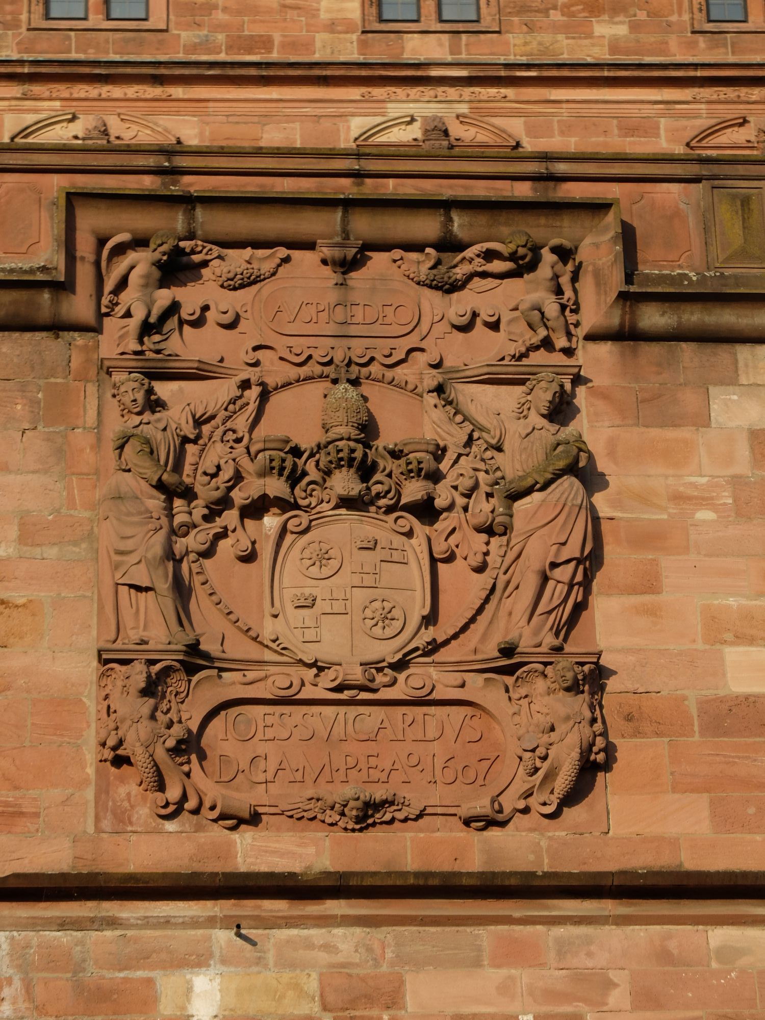 Wappen in der Wappenmauer von Schloss Johannisburg