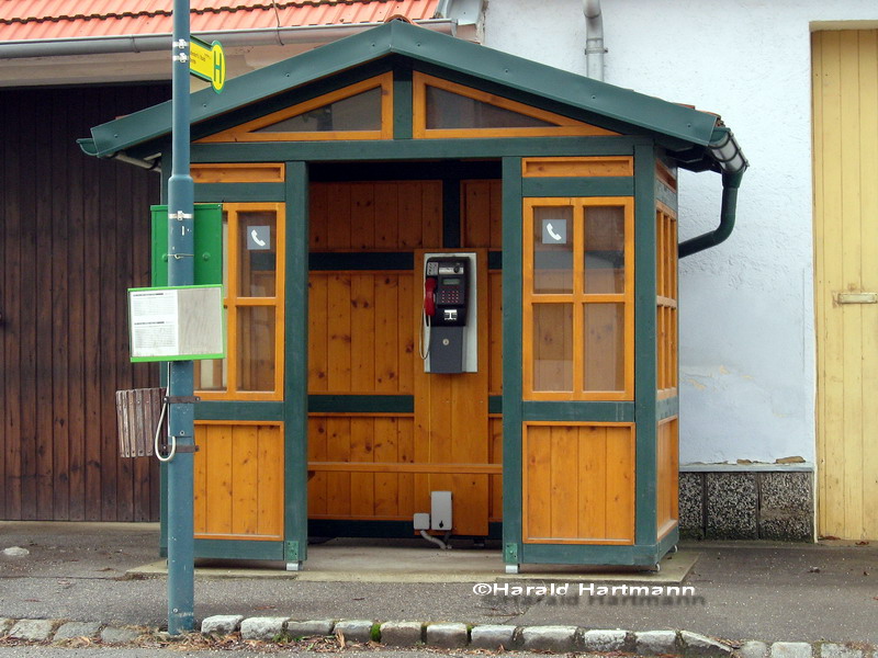 Wartehaus mit Telefonanschluss