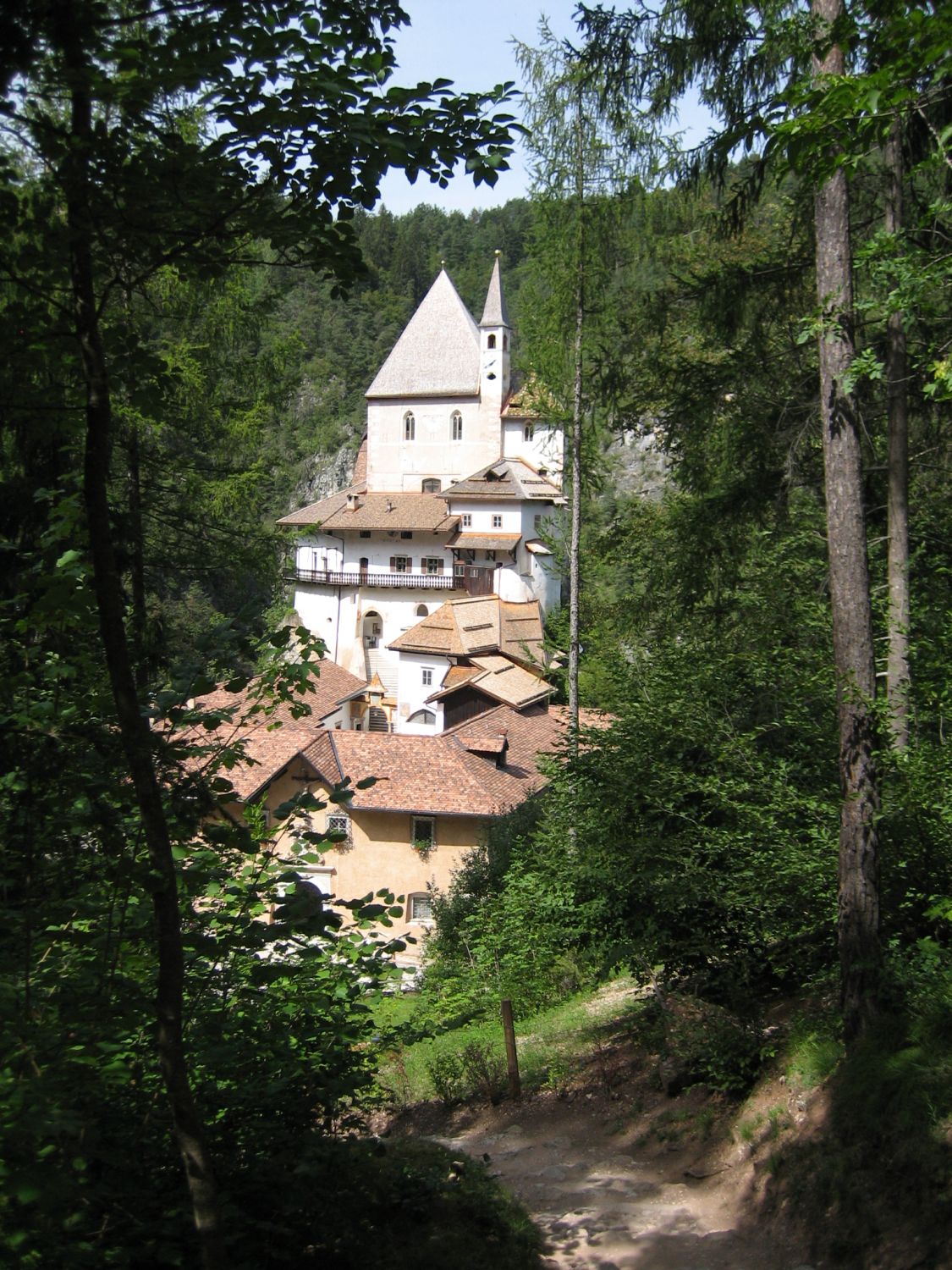 Weg zum Friedhof