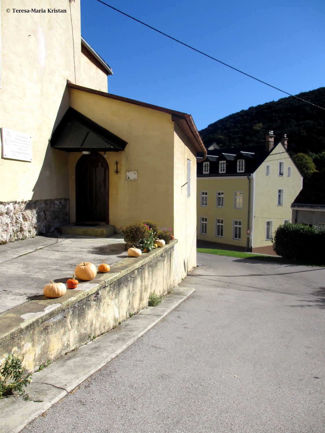 Weg zum Kircheneingang Wallfahrtskirche Maria Raisenmarkt