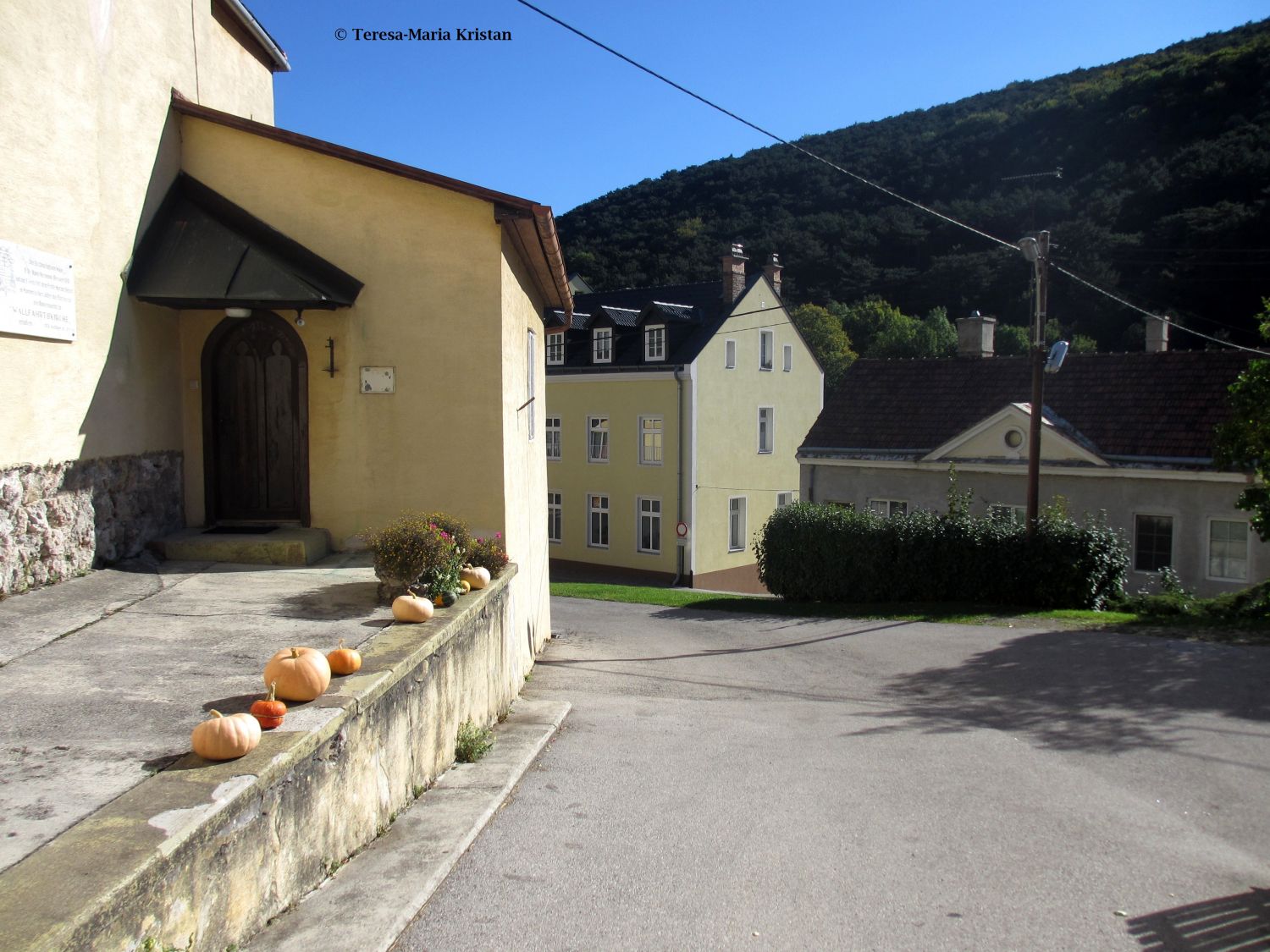 Weg zum Kircheneingang Wallfahrtskirche Maria Raisenmarkt