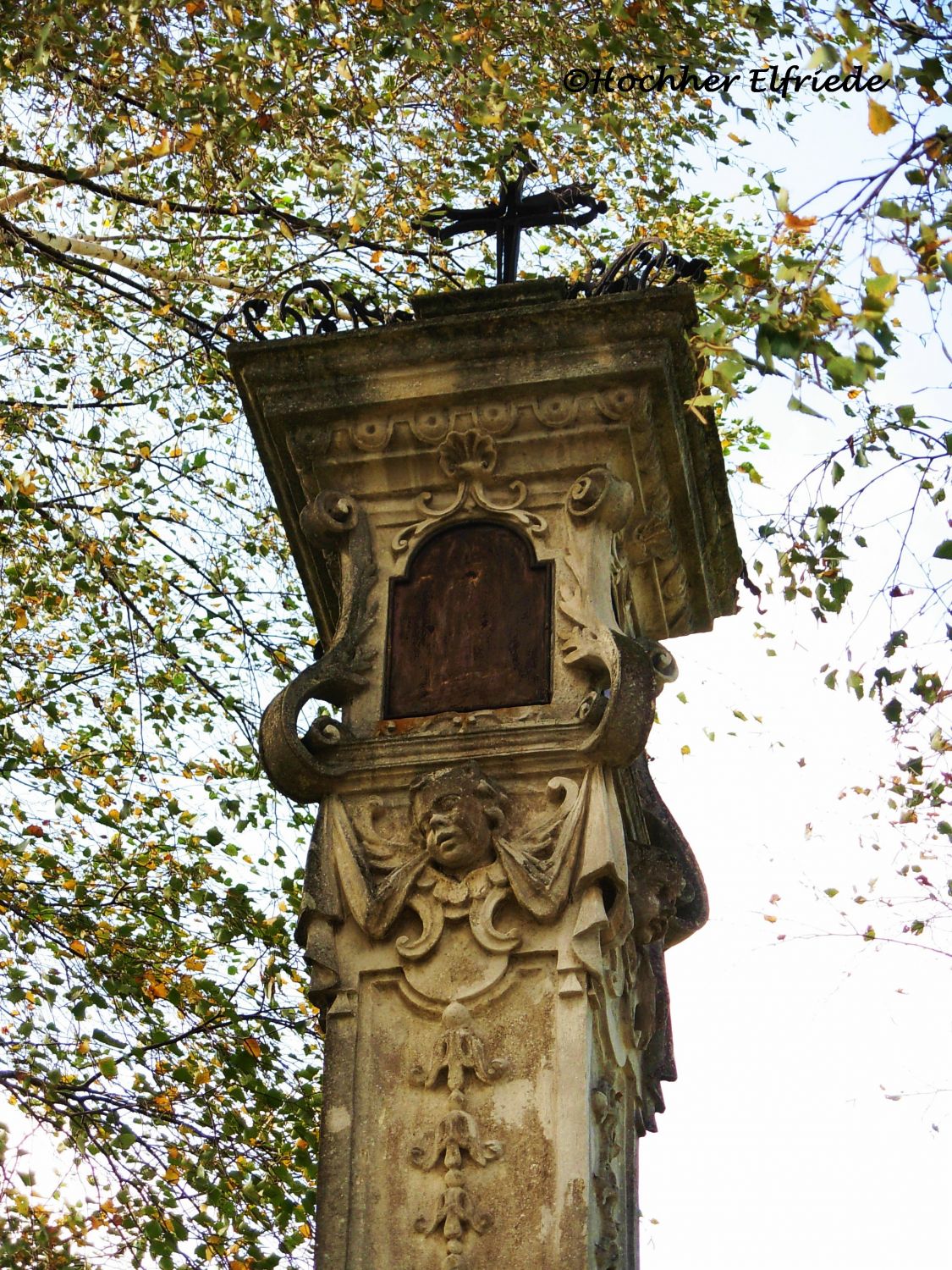 Wegkreuz auf der Pfarre/ Detail