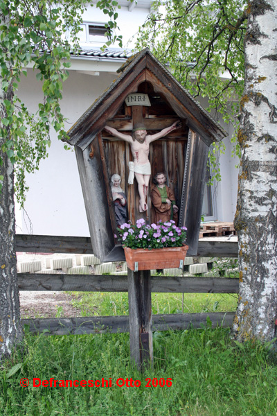 Wegkreuz in Wald